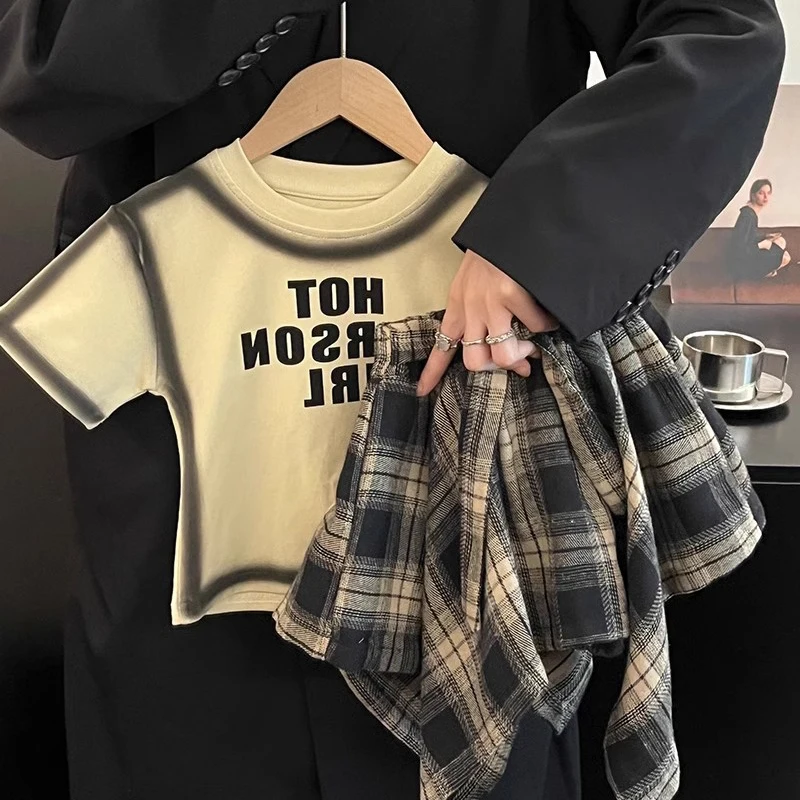 

Летний комплект одежды для девочек, модная футболка с короткими рукавами, штрихами с буквами и клетчатой юбкой, брюки, одежда для маленьких девочек