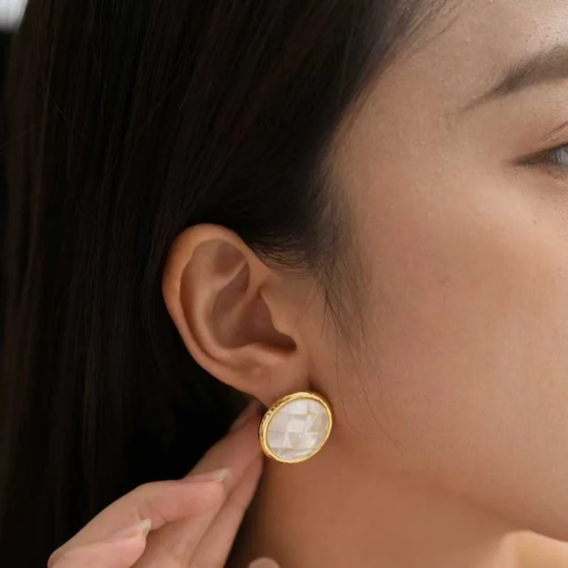 

Blogger with Niche Design Retro Shell Stud Earrings Women's Fashion Simple High-end Earrings Earrings