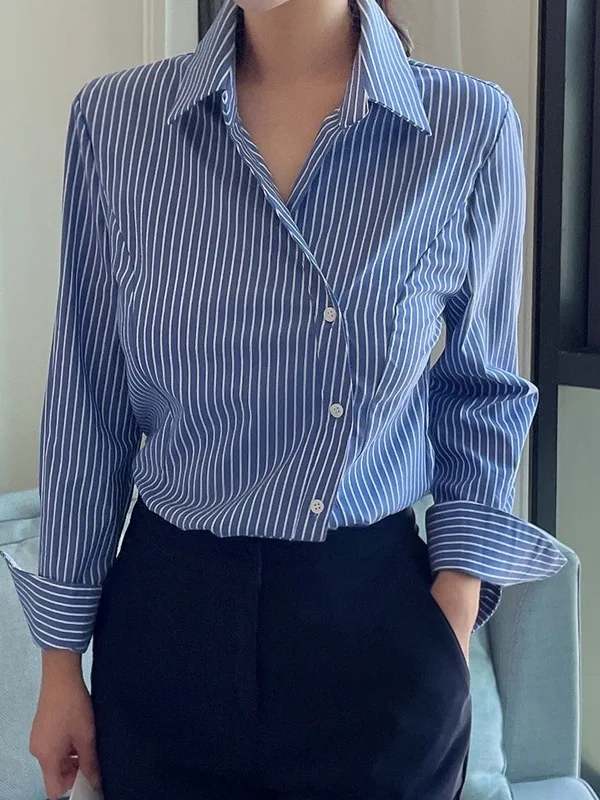 เสื้อเชิ้ตผู้หญิงทรงตรง แขนยาว ลายทาง สไตล์ชิค สำหรับฤดูใบไม้ผลิและฤดูใบไม้ร่วง ดีไซน์กระดุมแถวเดียวแบบไม่สมมาตร ปกเสื้อพับได้ ใช้งานได้หลากหลาย