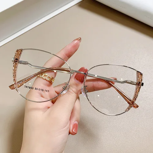 Imagen 2 del producto CLLOIO, nuevo diseño, gafas graduadas de ojo de gato a la moda para mujer, gafas ópticas progresivas fotocromáticas antiluz azul para miopía