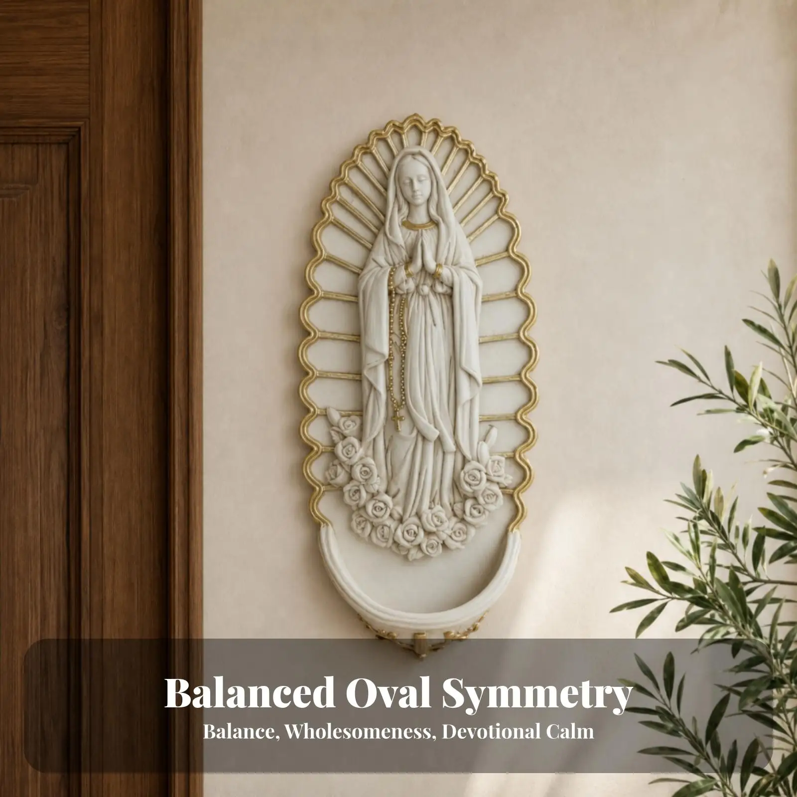Décoration murale compacte en résine représentant la Vierge Marie avec un chapelet aux mains repliées, idéale pour un autel domestique ou une exposition de culte.