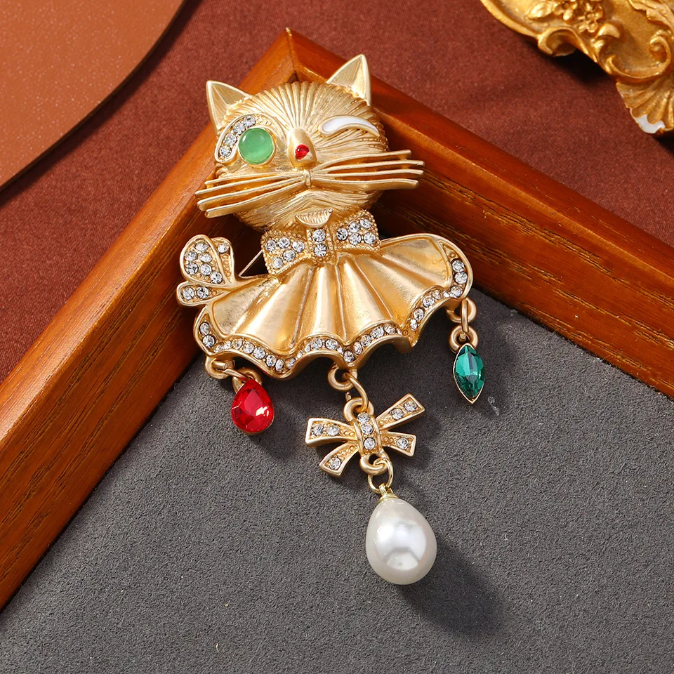 Creative Matte Gold Color Cartoon Big Tail Cat Brooch Cute Pearl Rhinestone Pendant Cardigan Shawl Animal Pin Accessories