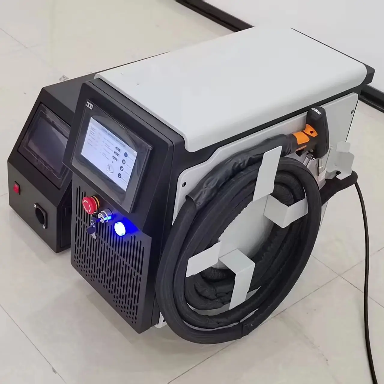 Tragbare automatische Laserschweiß- und Schneidreinigungsmaschine 4-in-1 1500 W 2000 W Laserschweißgerät für die Metallreparatur