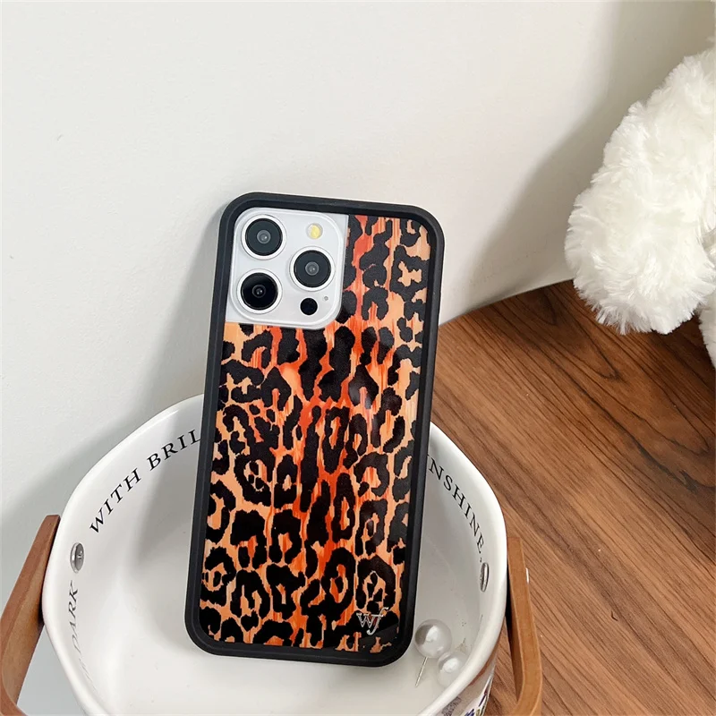 Etui Wildflower 3D Leopard Love Heart do iPhone'a 15 14 13 Pro Max Cute WF Sexy Girl Lips Shockproof Soft Edge Hard Back Cover