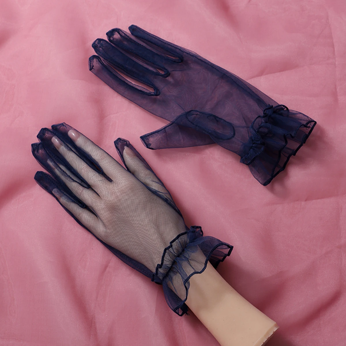 Ein Paar transparente Handschuhe im Fingerstil, geeignet als Zubehör für Braut hochzeiten oder Frauen tänze