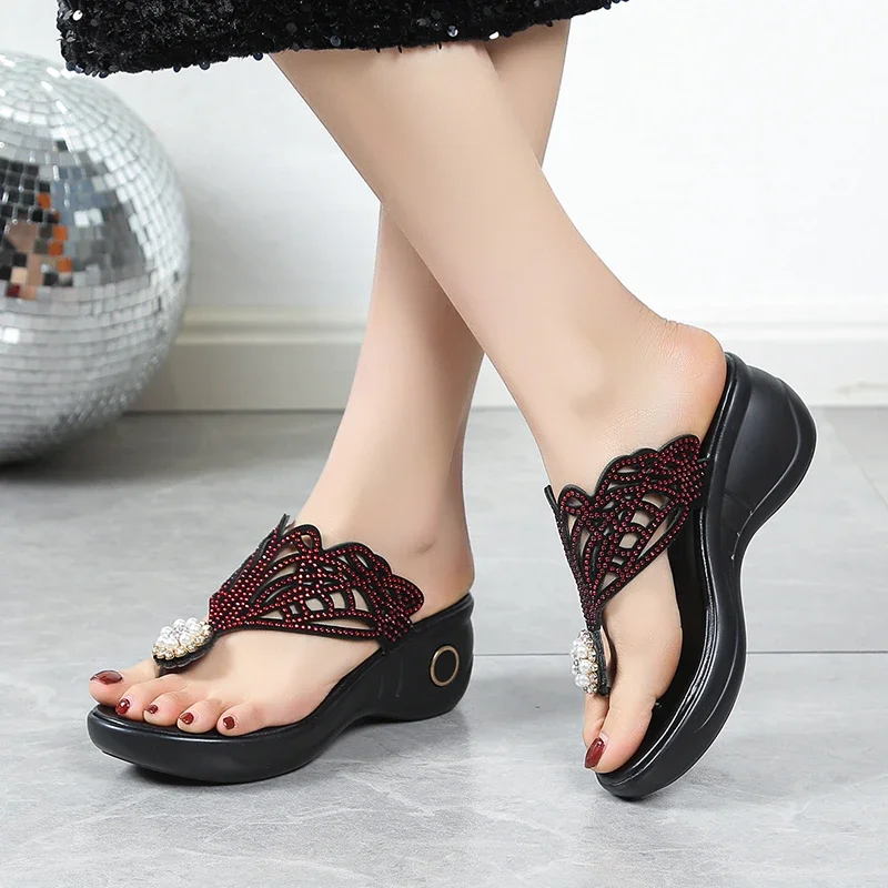 ‌ 2025 رائجة البيع الصيف الوجه يتخبط النعال النسائية اللؤلؤ كريستال مزين جولة تو منصة في الهواء الطلق عادية اليومية إسفين صندل