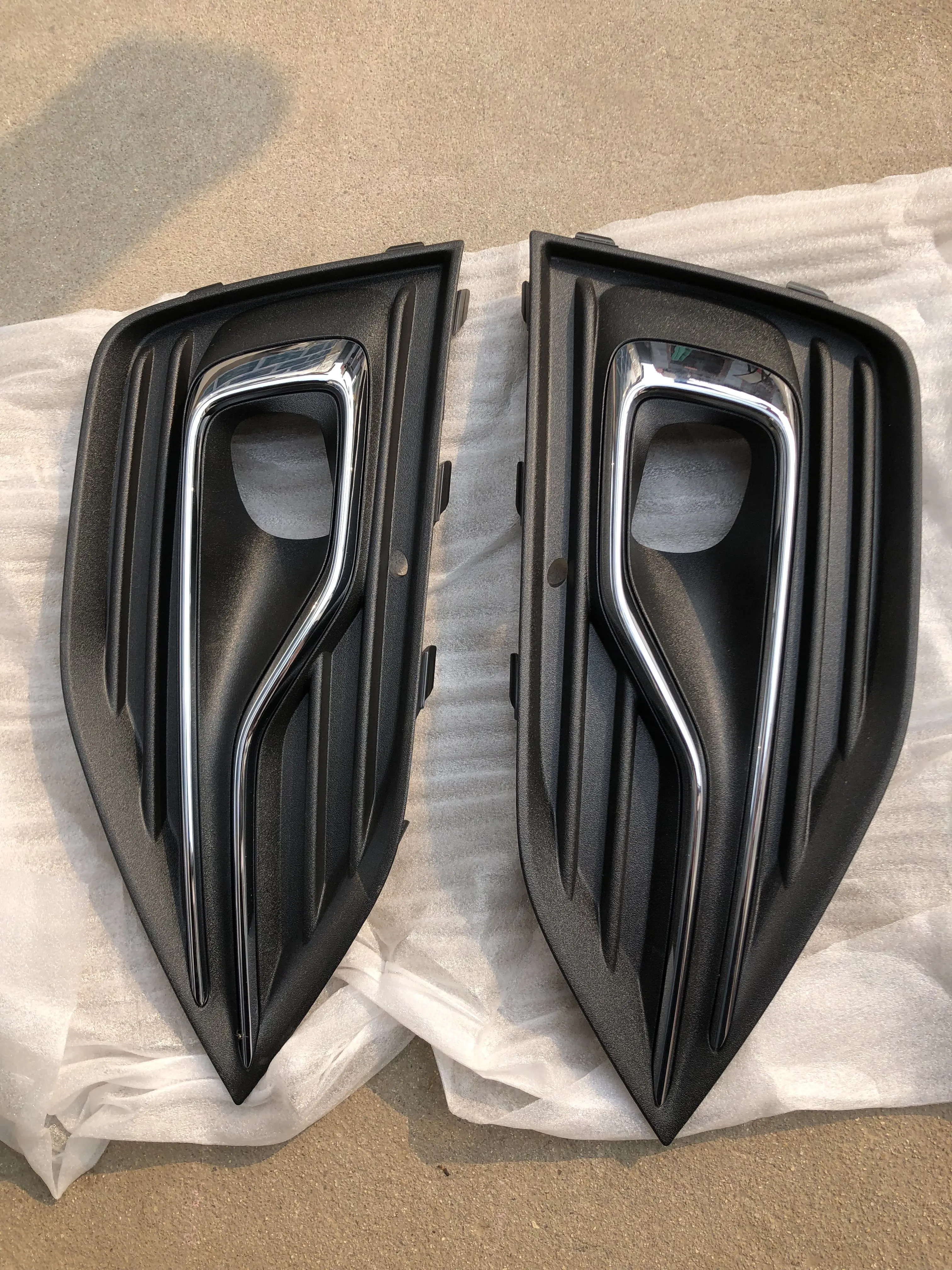 

1pcs For Ford 2020-2024 Escape Front Bumper Fog Light Cover