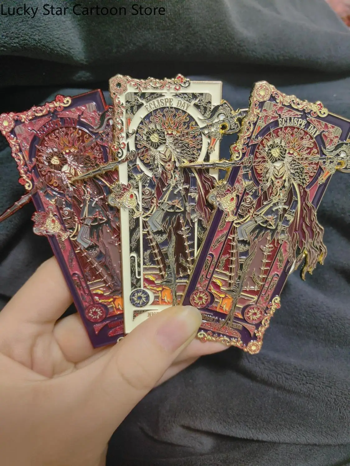 لعبة الهوية الخامس غريس Ithaqua Mydei Anaxa بطاقة معدنية المرجعية شارة دبابيس جمع أنيمي تذكارية هدية عيد ميلاد تأثيري