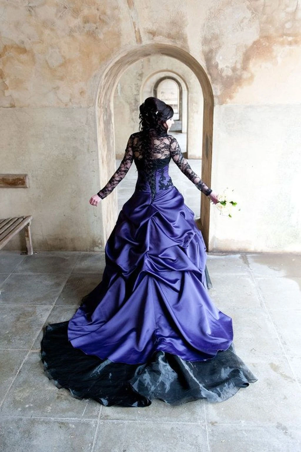 Abito da sposa medievale Vintage collo quadrato pizzo nero maniche lunghe raso viola increspato abiti da sposa gotici vittoriani Masquerade