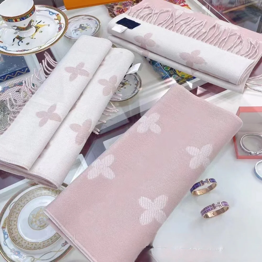 2025 Sciarpa di lana autunno e inverno Nappa da donna Scialle a fiore vecchio Double Sided Cashmere Polvere di rosa essiccata Collo caldo di grandi dimensioni