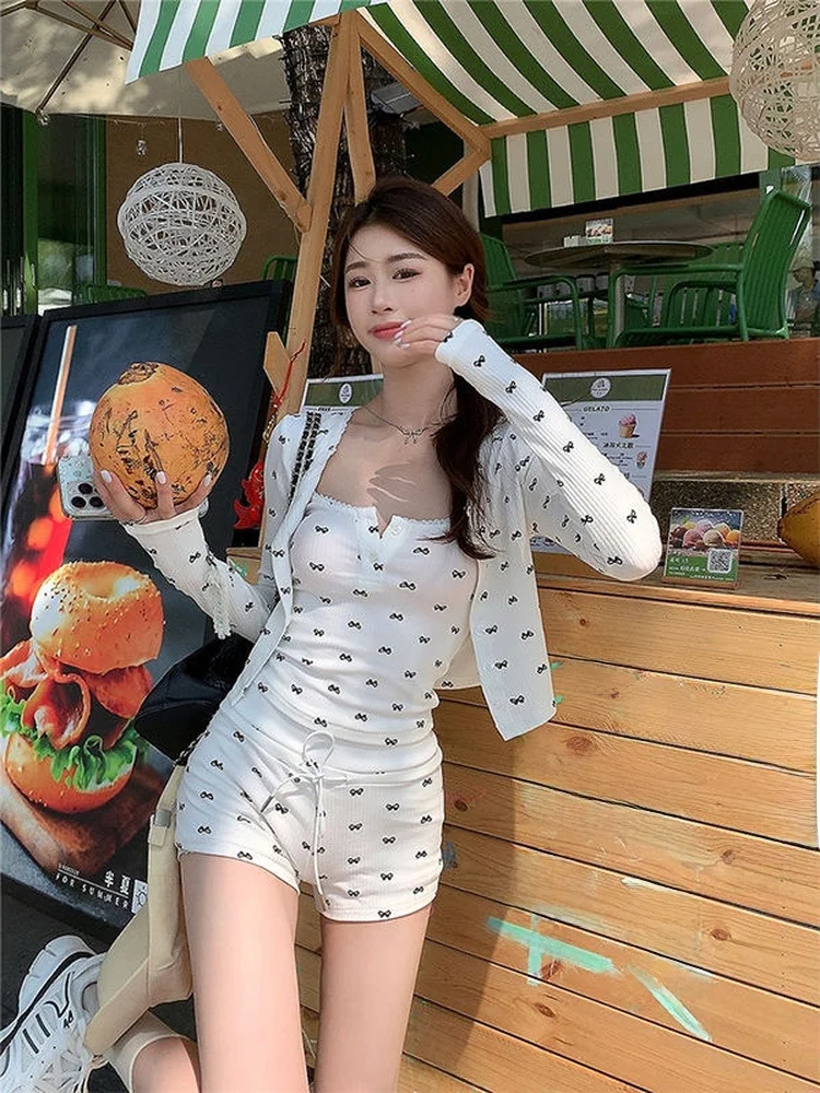 

Комплект для сна KING BRAND Pure Desire Style: цельный комбинезон, комплект из трех предметов с нагрудными вкладышами, сексуальные шорты на бретельках, кардиган, можно носить на выход.