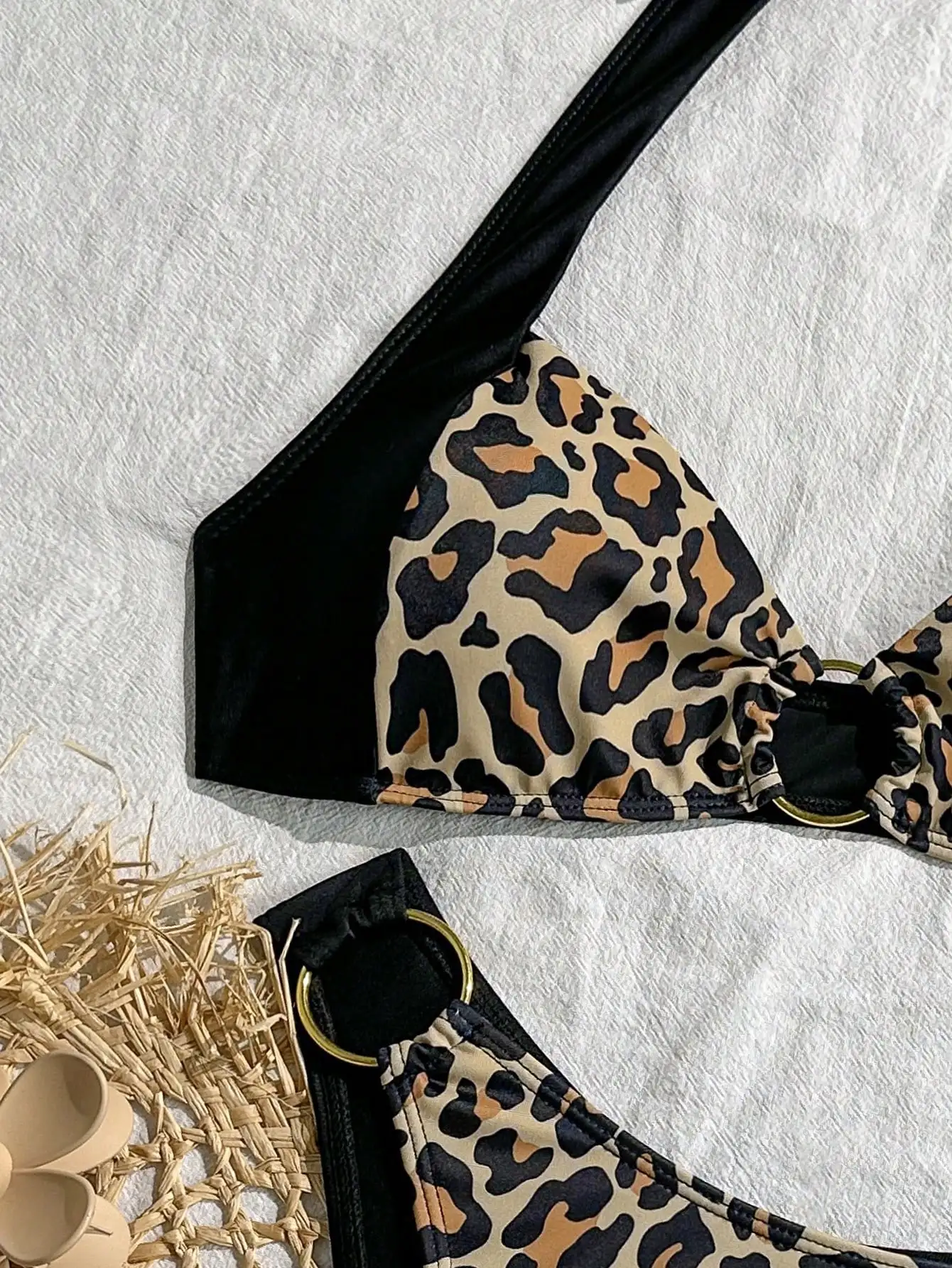 2025 Recién llegado, Top de Bikini con cuello Halter y bloques de Color con estampado de leopardo elegante y a juego, parte inferior de Bikini con Tanga y estampado de leopardo