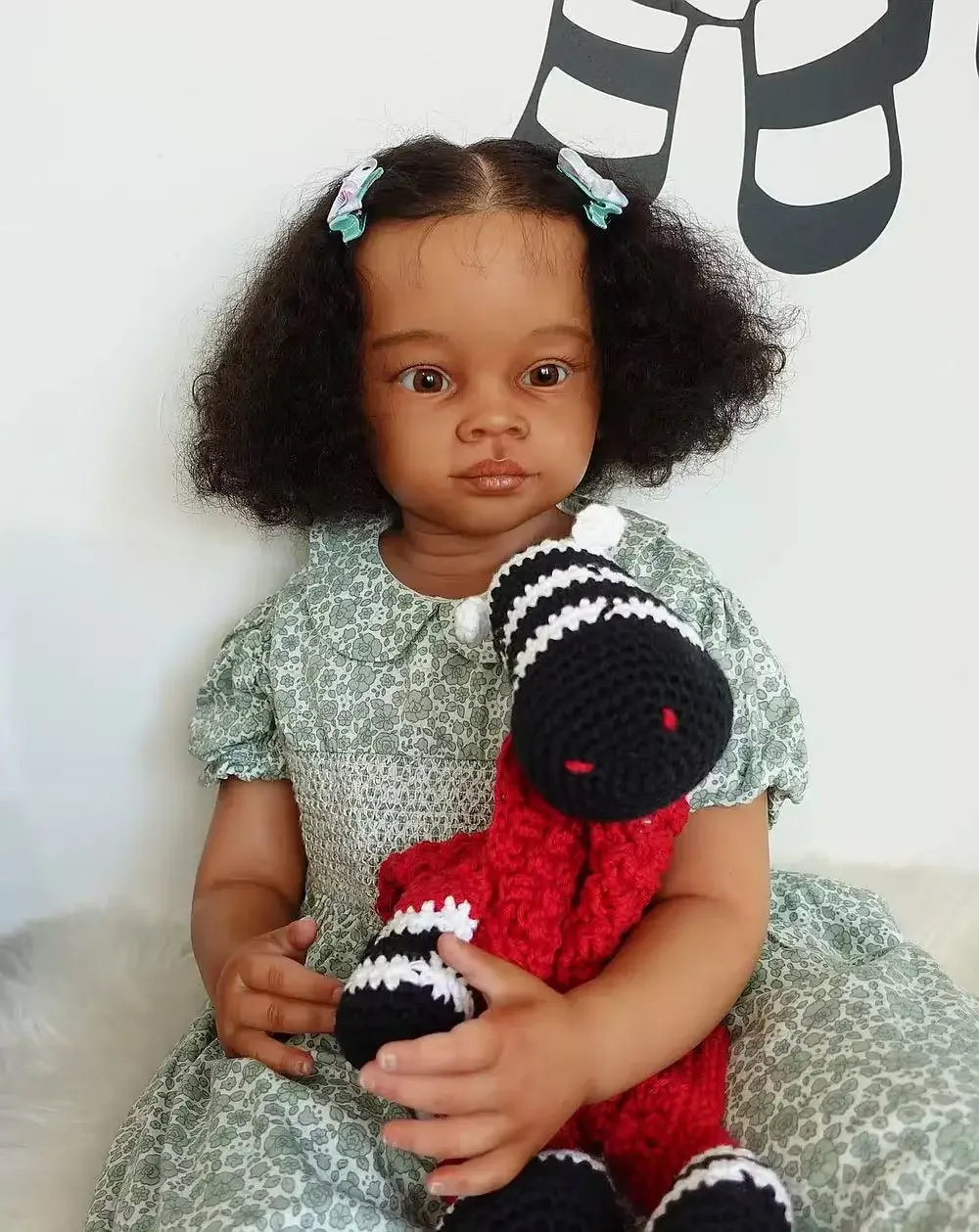 St.Store 32''손으로 뿌린 머리카락이 있는 다시 태어난 아기 Meili 귀여운 드레스가 있는 완성된 인형 어두운 피부 거대한 소녀 크리스마스 선물