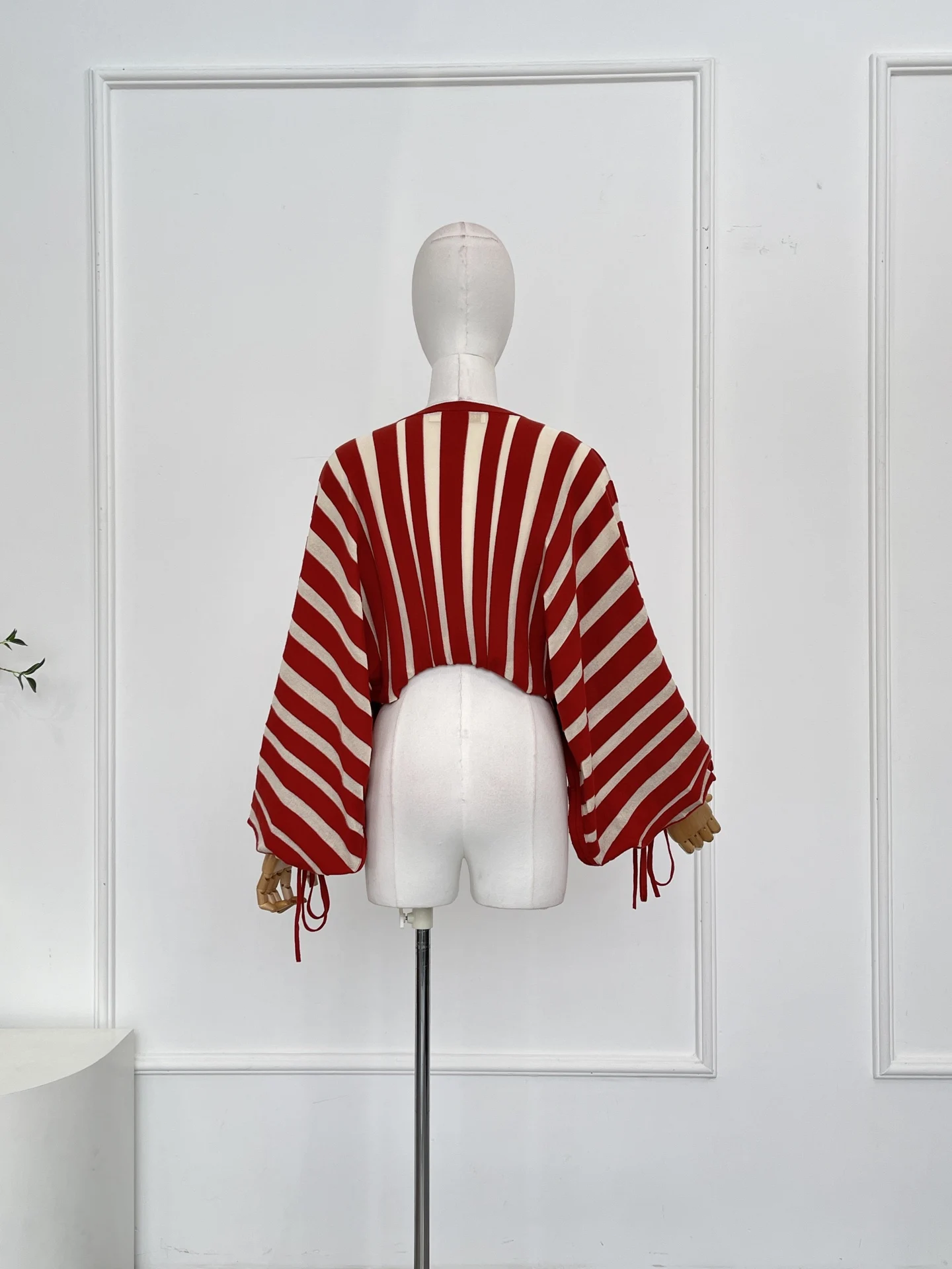 بلوزة نسائية بأكمام طويلة ومطبوعة مخططة باللون الأسود والأحمر والأبيض بتصميم جديد 2025 #2