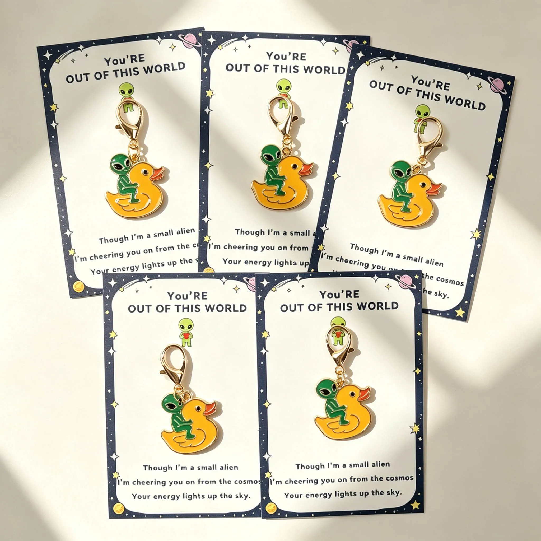 5 porte-clés uniques sur le thème des extraterrestres, en forme de petit canard jaune, avec cartes d'encouragement, porte-clés fantaisie, breloques pour sacs, pendentifs pour clés de voiture
