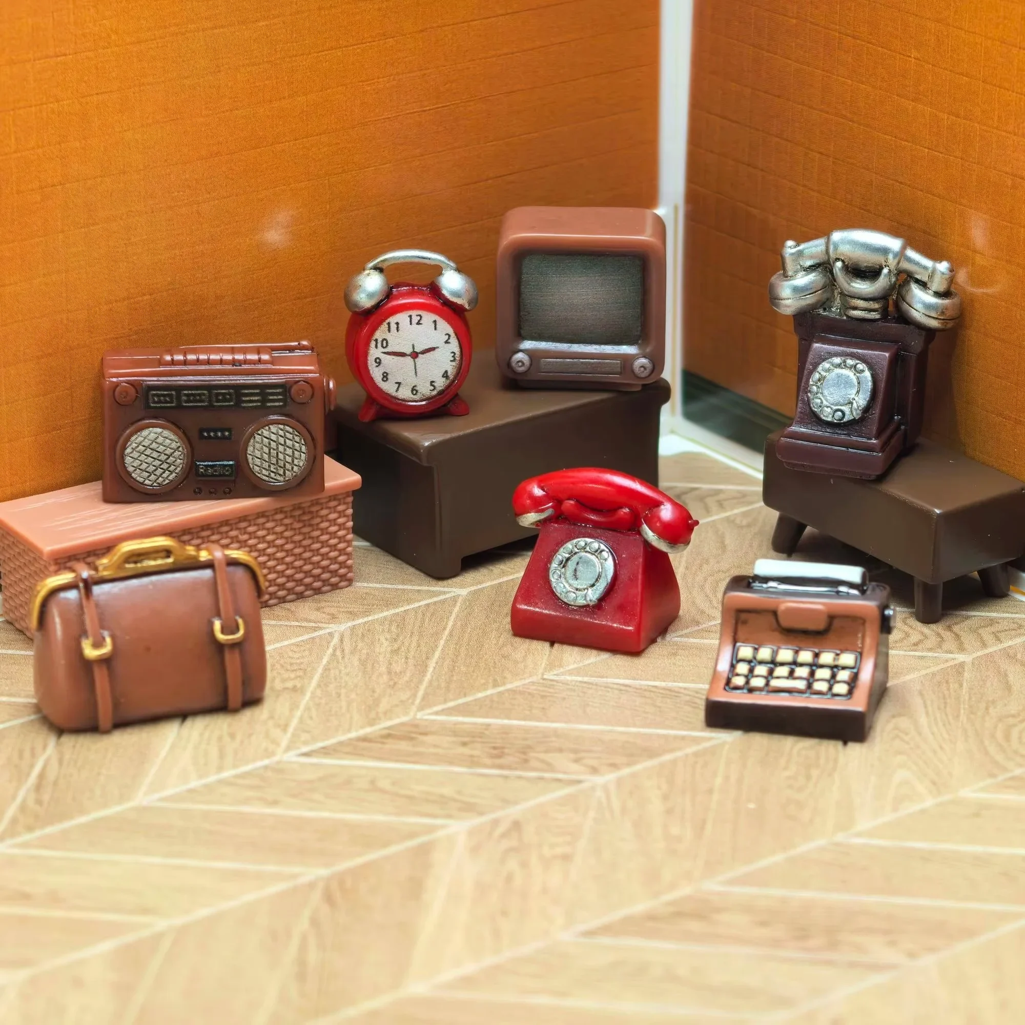 Retro TV and Telephone Miniature Model Set, Dollhouse DIY Craft Accessories, Tabletop & Time Capsule Scene Decoration