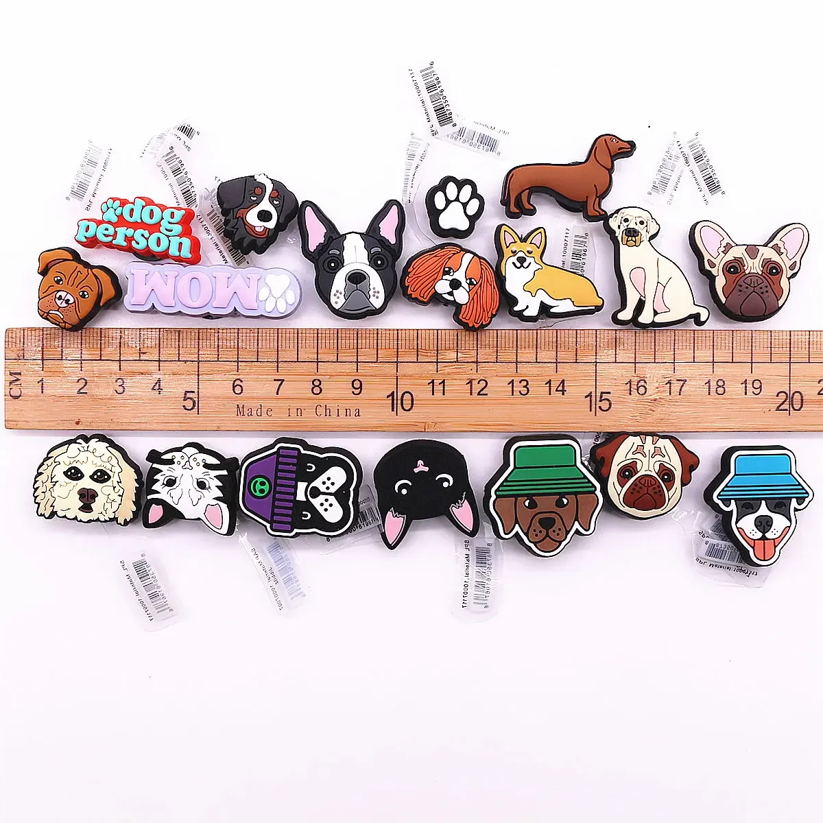 1pcs 원래 귀여운 애완 동물 PVC 구두 매력 재미 있은 Pug 디자이너 샌들 상단 장식 액세서리 불독 개 고양이 방해 핀 버클