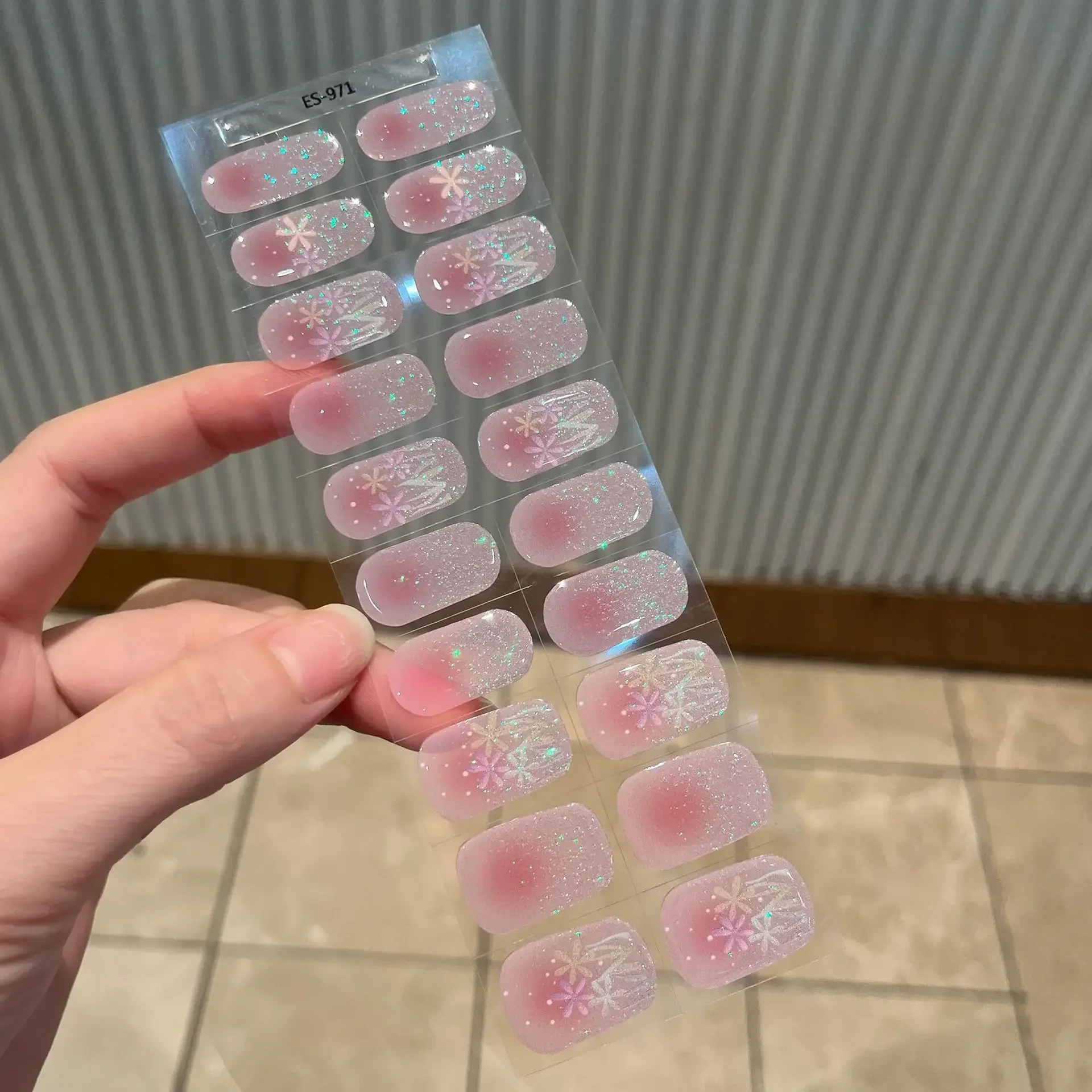 20 Tipsów Czysto Białe Nude Długotrwałe Kremowe Paski do Paznokci Naklejki Suwaki Potrzebują Lampy UV Owijki do Paznokci Półutwardzone Żelowe Naklejki na Paznokcie