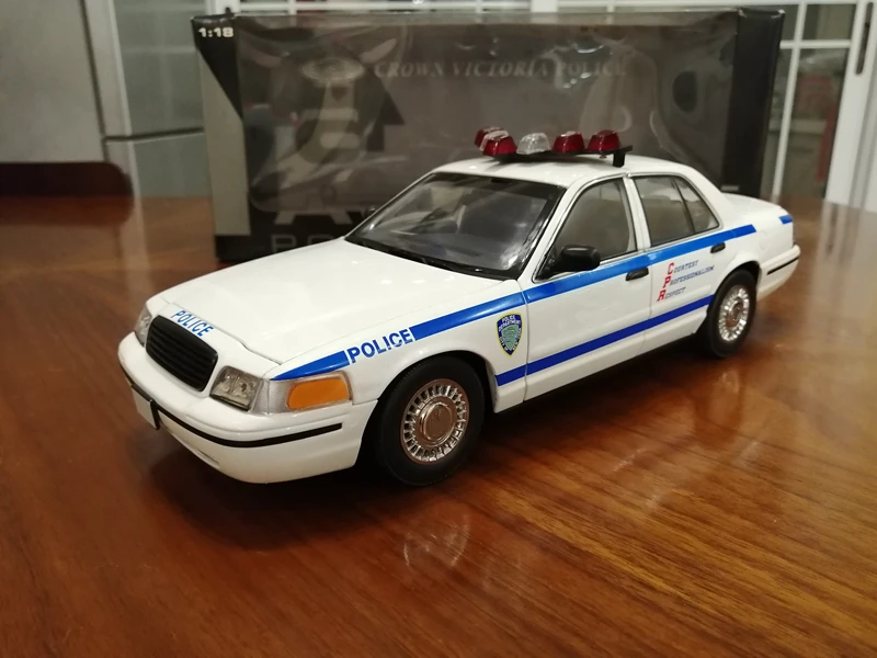 AUTOart 1:18 New York Police Department Painting Simulation Limited Edition Resin Metal Static Car Model Toy Gift