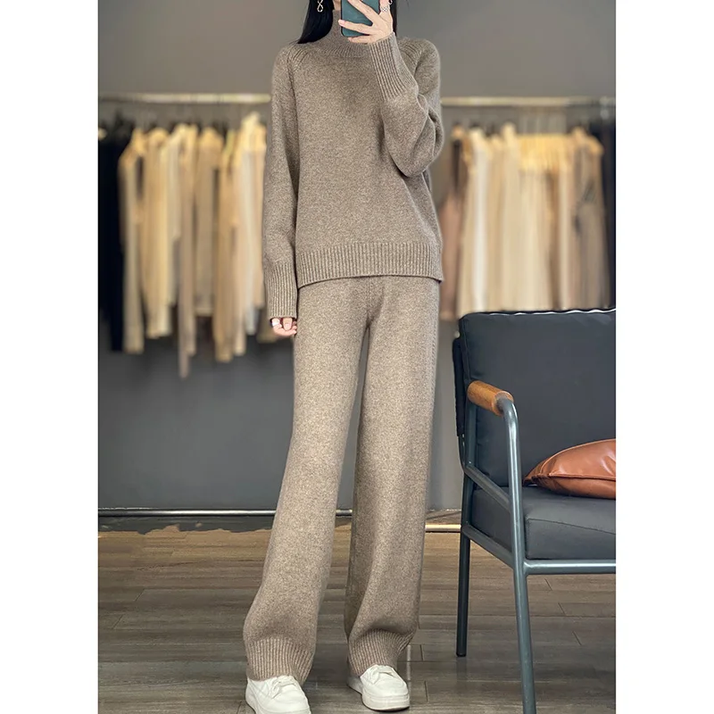 

Женский комплект из 100% мериносовой шерсти: вязаный свитер свободного кроя с полувысоким воротником и вязаные брюки с эластичным поясом на средней талии.