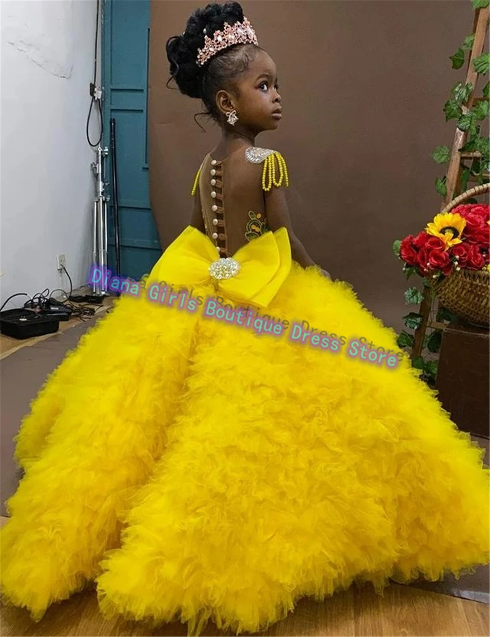 Elegantes gelbes Blumenmädchenkleid mit großer Schleife und Schärpe, flauschige Layering-Pailletten-Applikation für Hochzeit, Kindergeburtstag, Party, Abendkleider