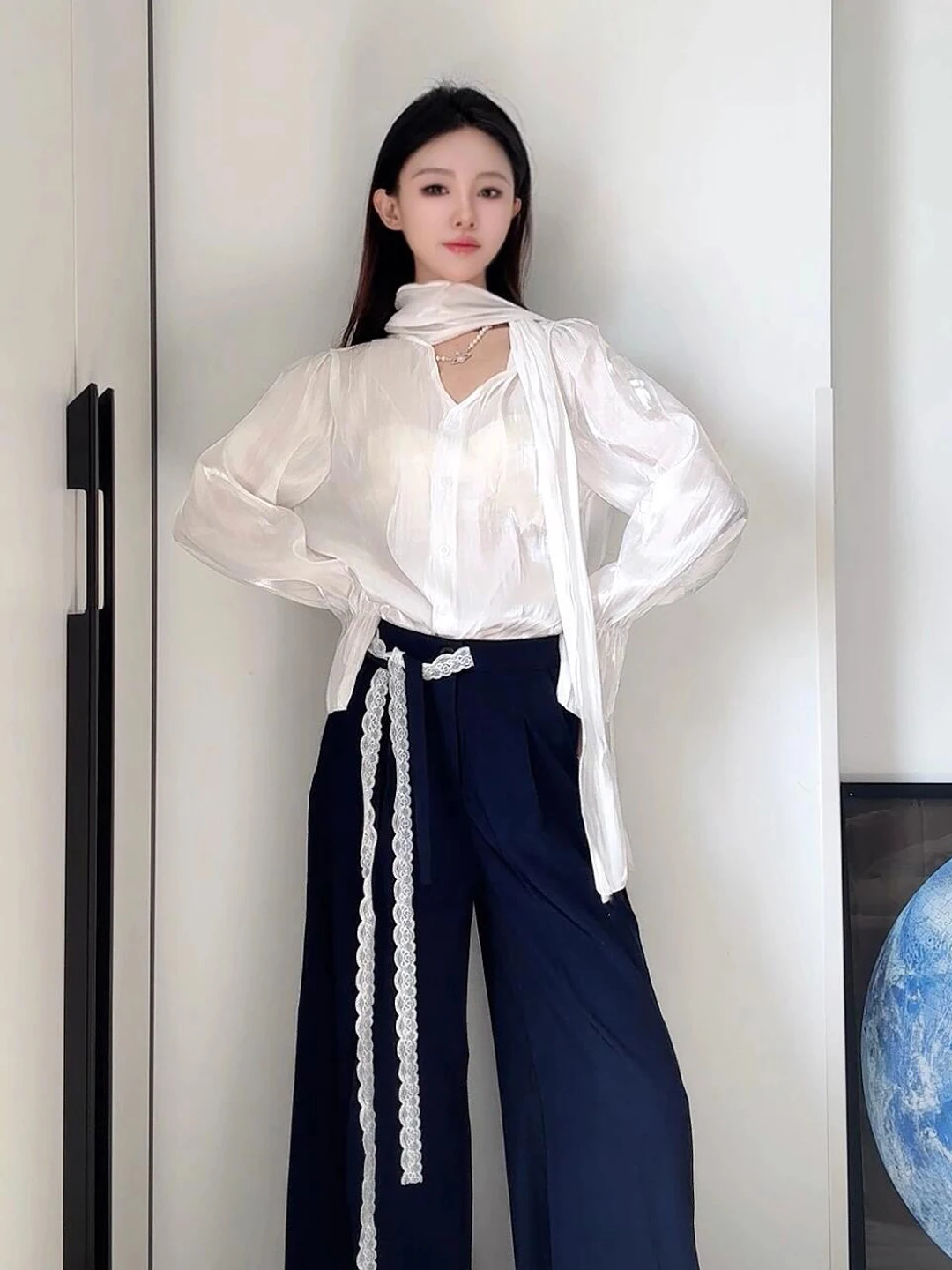 

Элегантный синий комплект из широких брюк и рубашки: женская модная коллекция весна, костюм-двойка с высокой талией, роскошный образ для джентльменок