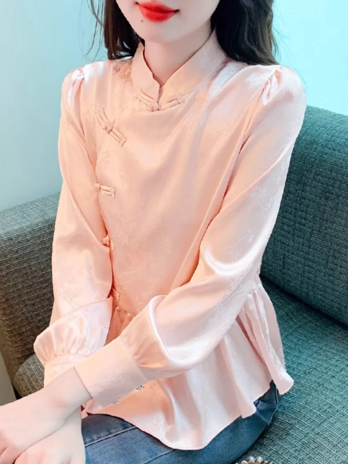 

Розовая шелковая блузка на пуговицах с длинным рукавом, скрывающая живот, в новом китайском стиле, свободного кроя, осенне-зимний топ