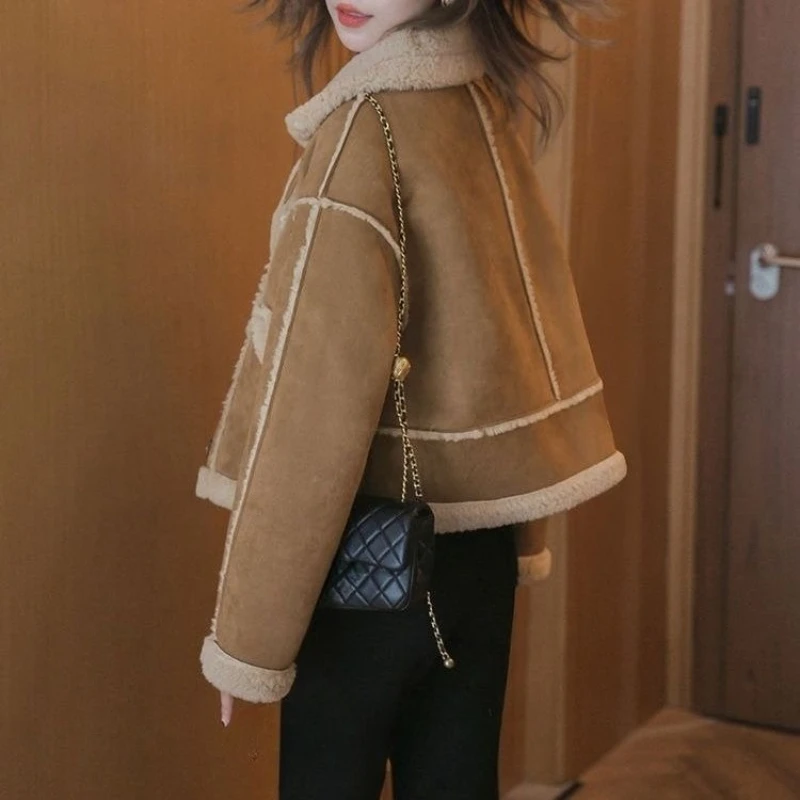 

​ 2025 зимняя новая миниатюрная мотоциклетная куртка из овчины с пушистой подкладкой из искусственного меха, утолщенное зимнее пальто для женщин, свободного покроя с капюшоном ​