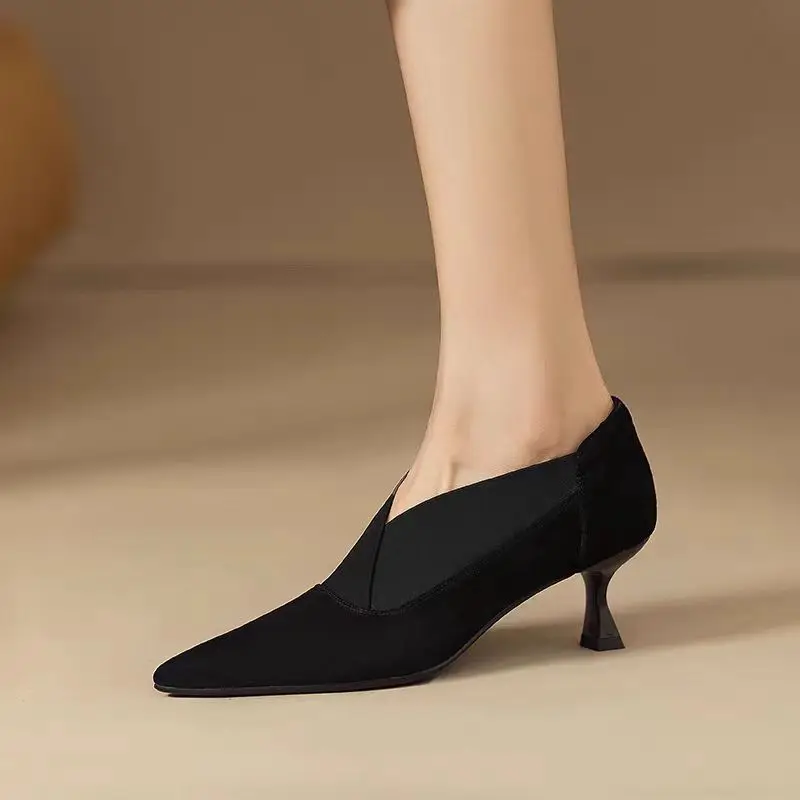 Damen Pumps mit spitzer Zehenpartie und V-Ausschnitt, aus Wildleder und Satin, mit Kitten-Heel, elegante Schuhe für Büro, Party und Abendkleider. – Detail 8