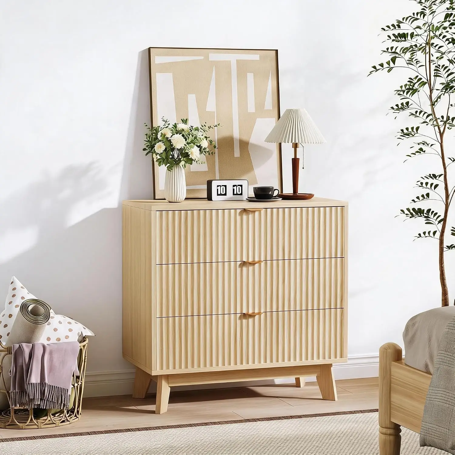 Comò moderno con cassetti scanalati, 3 cassetti, maniglie in metallo e gambe in legno – Finitura color legno, ideale per camera da letto, soggiorno o ingresso.
