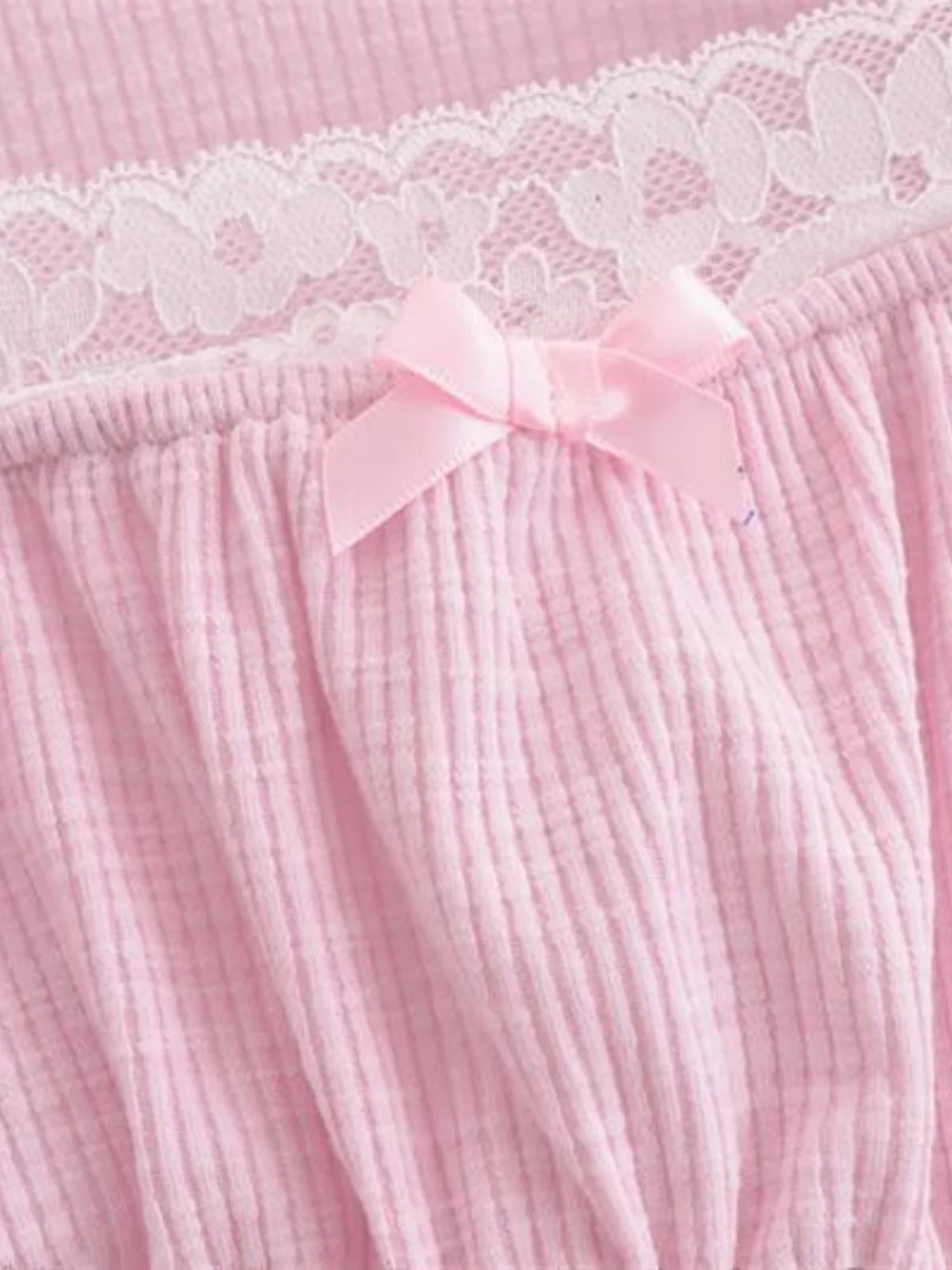 ชุดเซ็ตแต่งขอบลูกไม้สีชมพูหวานซ่อนเปรี้ยว คอเหลี่ยม จับจีบช่วงอก เสื้อแขนยาวทรงเข้ารูป ชุดแฟชั่นสำหรับสาวๆ