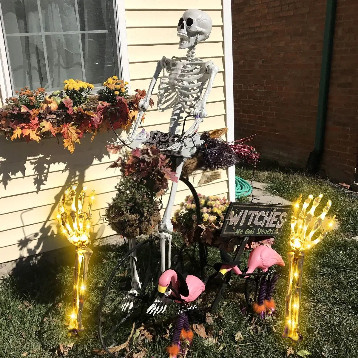 2pcs Skeleton Hand Solar Light Outdoor Lighted Skeleton Arm Stakes Solar Glowing Skull Hands Halloween Decor Garden Lawn Lamp