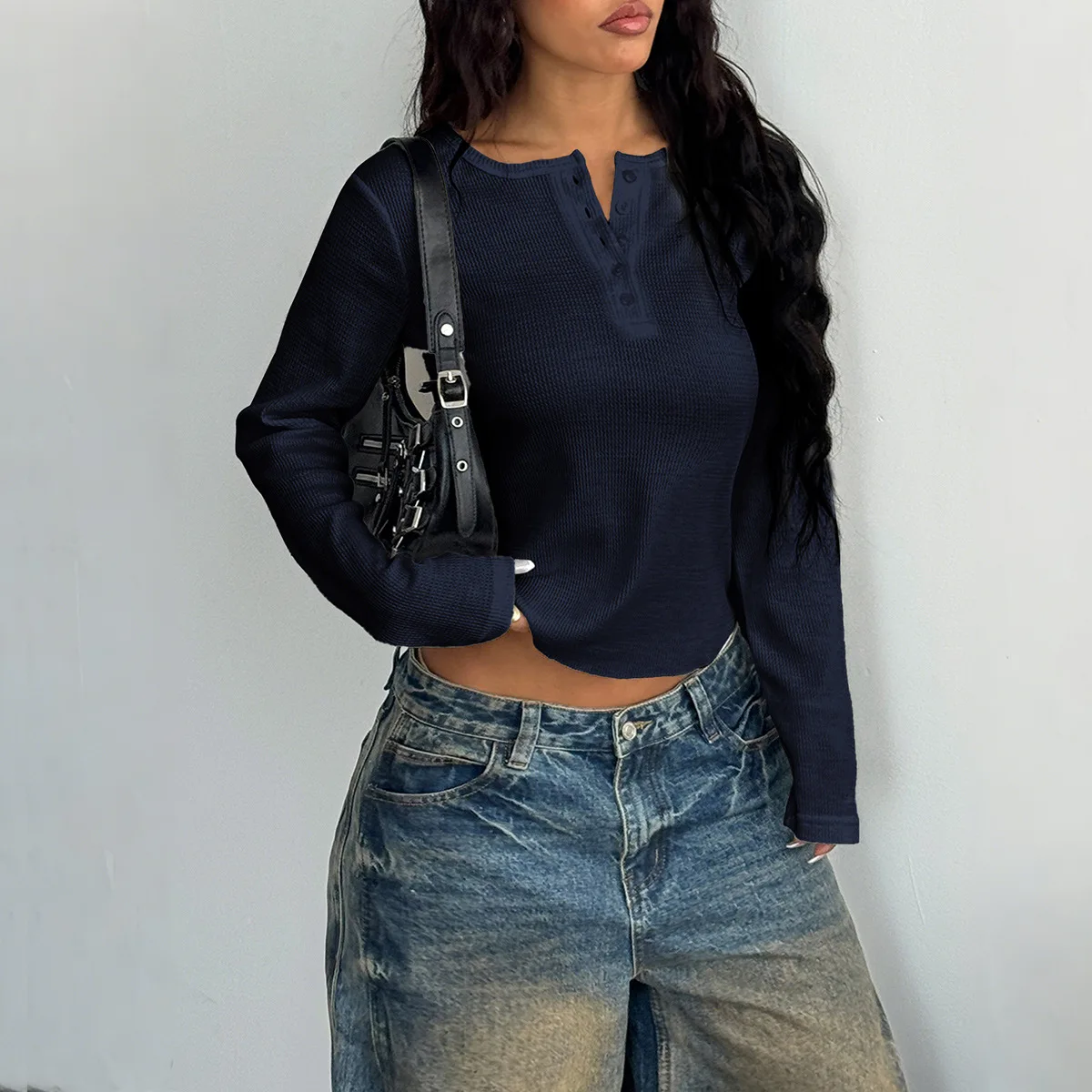 تي شيرت نسائي بأكمام طويلة للتجارة عبر الحدود، ربيع وصيف 2025، بتصميم ستريت ستايل، أنيق ومريح، بأزرار، مناسب للفتيات العصريات.