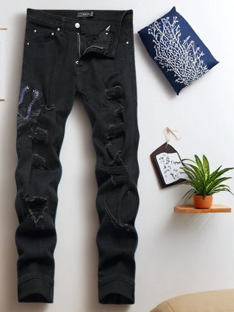 Celana Jeans Slim Fit Trendy Bla Hole Punching Pria dengan Bordir Ular yang Dipersonalisasi Celana Panjang Katun Elastis Denim Kasual untuk Remaja.