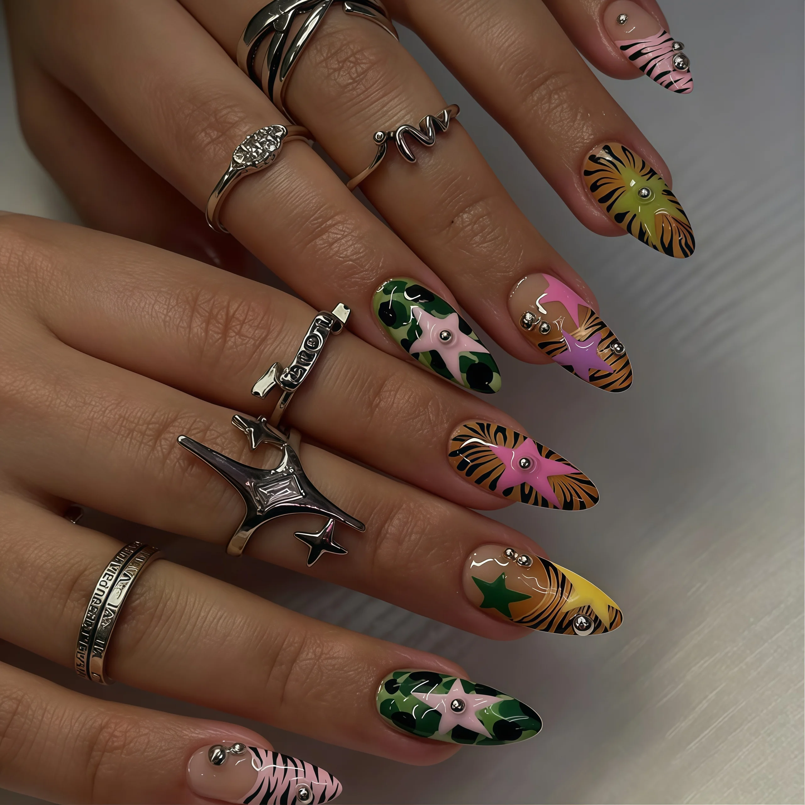 24 faux ongles en acrylique en forme d'amande à motif tigre, accessoires pour ongles colorés en forme d'étoile, faux ongles