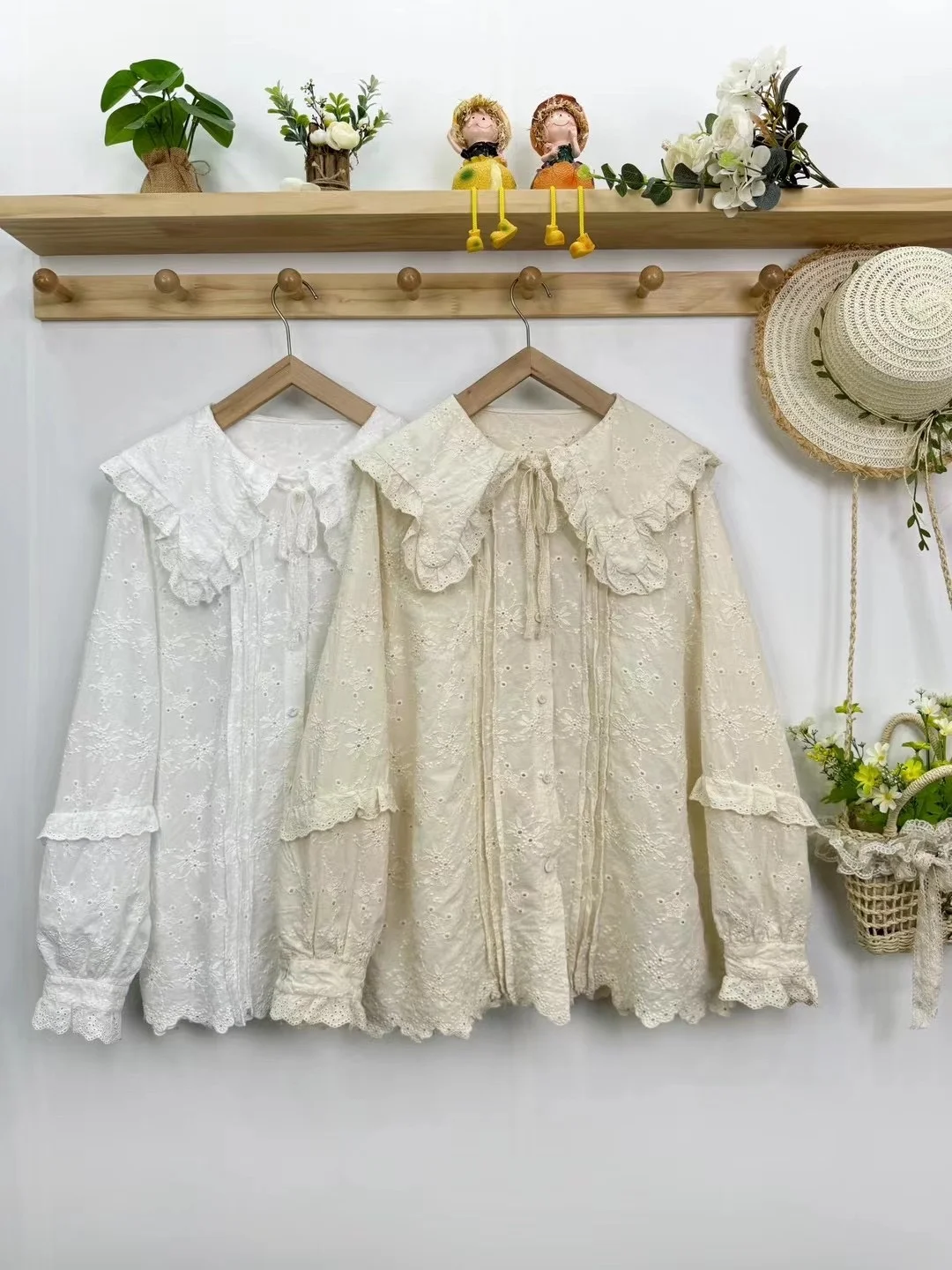 

Весенняя новинка: милая женская хлопковая блузка с вышивкой, ажурными вставками, кружевными элементами, воротником-стойкой и однотонным дизайном.