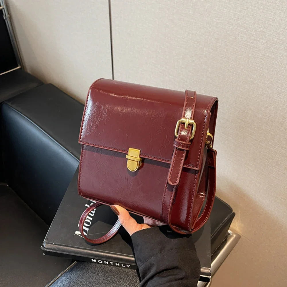 

2025 Fashion Women Burgundy Messenger Bag High-Grade PU Leather Solid Square One Shoulder Packs Clip Buckle Zipper Commute Bags