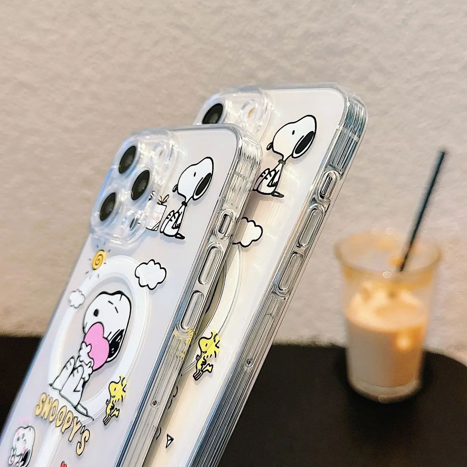 حافظة لهاتف آيفون 16E 16 15 14 Plus 12 11 Pro Max X Xr Xs Max 7 8 Plus SE4 غطاء شحن لاسلكي مغناطيسي لطيف Magsafe Snoopy
