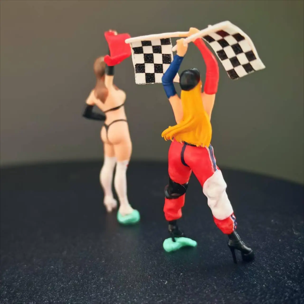 Minifigure 1:64  Figures Racing Flag Bearer Model Miniature Figure Creative Photography Display Collection Garage Decoration