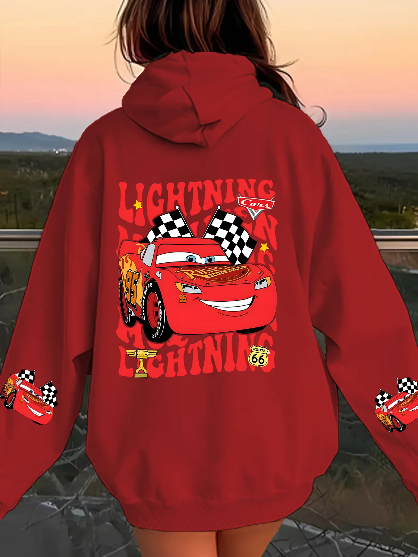 Damska bluza z kapturem Disney Zygzak McQueen, motyw retro ciężarówki, nadruk, jesienno-zimowa, z polarową podszewką.