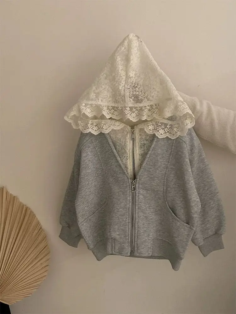 Koreanische Spitzen-Strickjacke mit Kapuze + Schürzenkleid für Mädchen – 2-teiliges Frühlings-Freizeitoutfit für Kleinkinder, weiche Alltagskleidung für Babymädchen – Detail 9