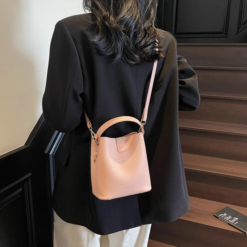 

Simple Casual Versatile Women's PU Leather Single Shoulder Crossbody Bag Fashion Trendy Commuting Storage Bucket Bags