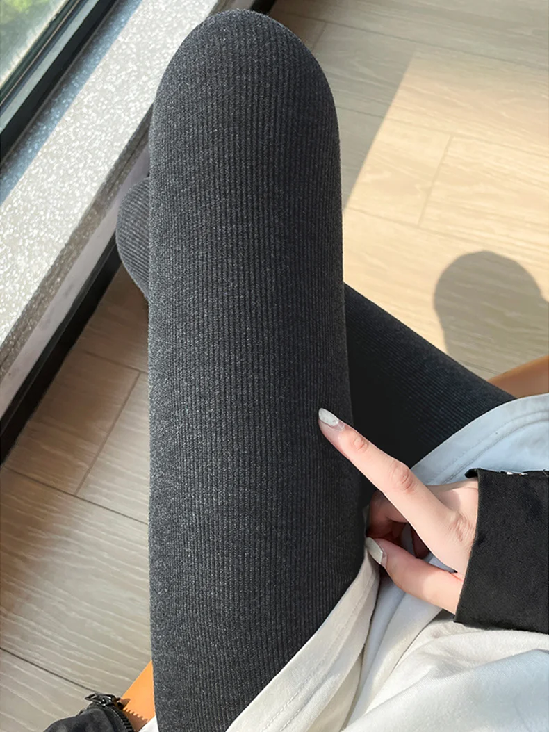 Vertikal gestreifte Damen-Oberbekleidung, thermoelastische, schmal geschnittene, gerippte Knöchelhose – Detail 5