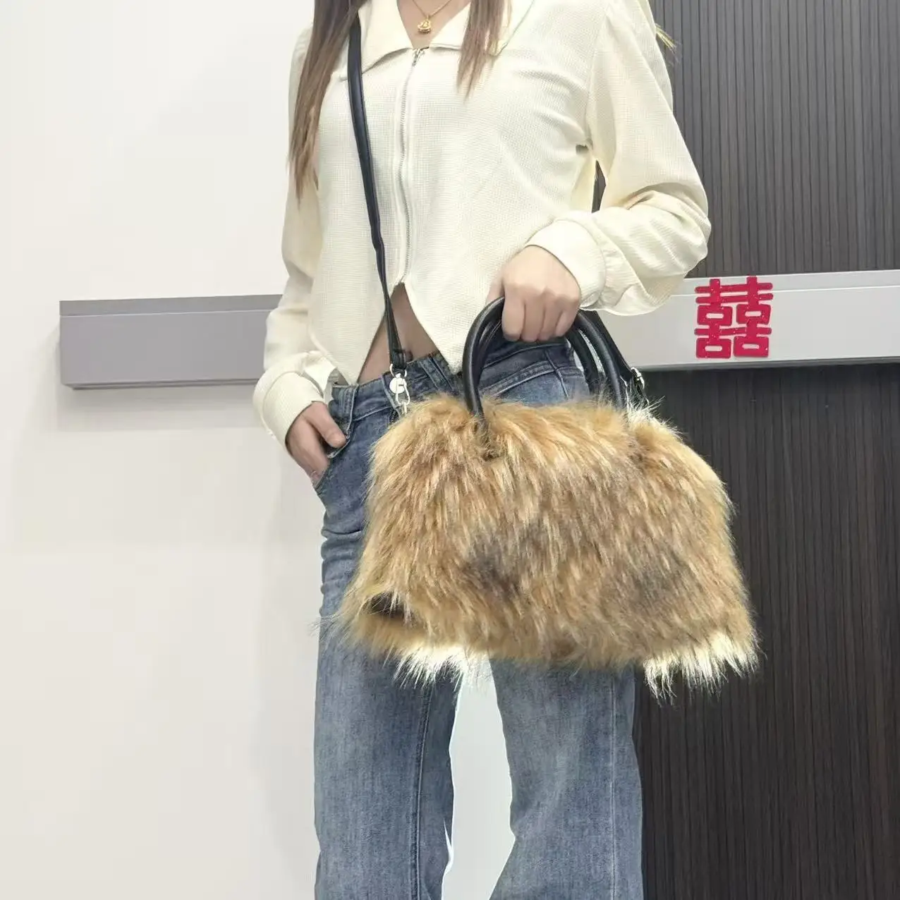 2026 Luxus Neue Design frauen Faux Pelz Handtasche Winter Weiche Warme Tasche Mädchen Flauschigen Große Kapazität Einkaufstasche Hohe qualität Pelz Geldbörse