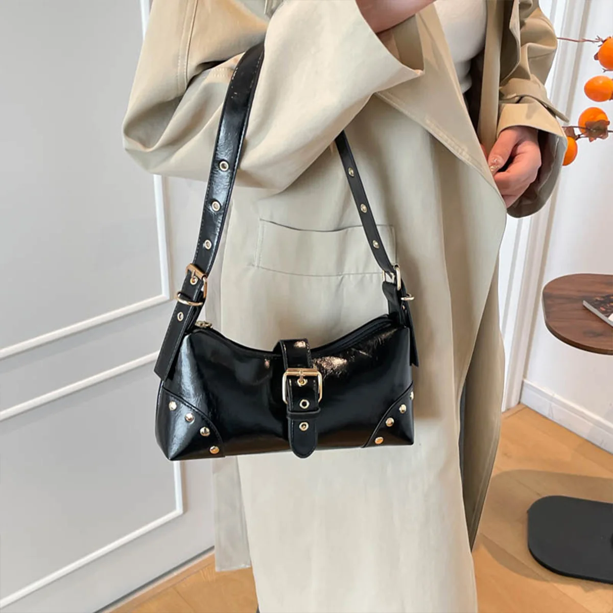 حقيبة كلاسيكية من الجلد اللامع تحت الإبط، ترصيع بلون سادة وحزام بإبزيم معدني وسحاب من البولي يوريثان وحزام قابل للتعديل سهل التنظيم للتنقل