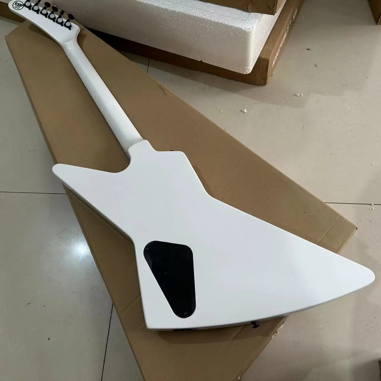 Hot Sale White Explorer Electric Guitar Rosewood Body Mahogany Fingerboard High Quality Good Sound 22 Tone Position