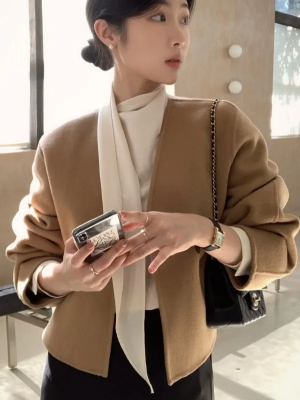 Casaco Curto de Lã F E com Decote em V, Estilo Casual e Aconchee, Moda de Outono e Inverno, Cor Pura, Cr...