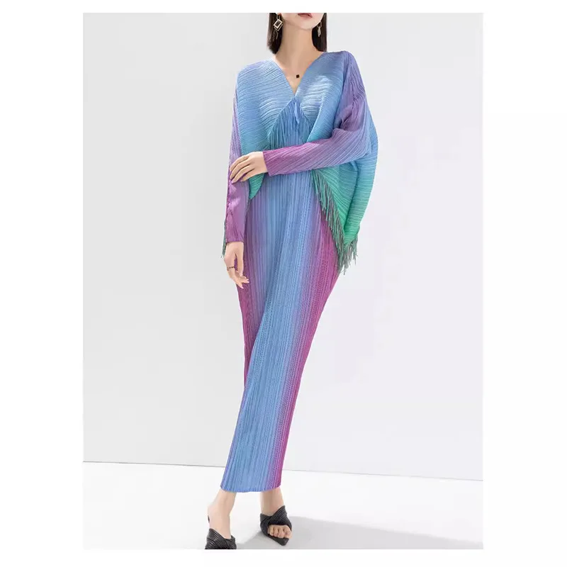 Spring and Autumn new women's clothing with a sense of luxury, gradually changing color, bat sleeves, tassel V-neck long skirt