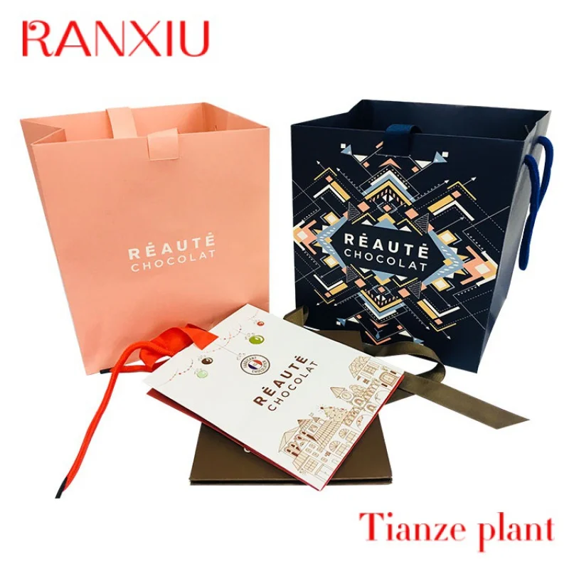 Personalizzato stampato il tuo Logo Boutique di lusso Shopping Tote sacchetti di carta regalo imballaggio con manico a nastro