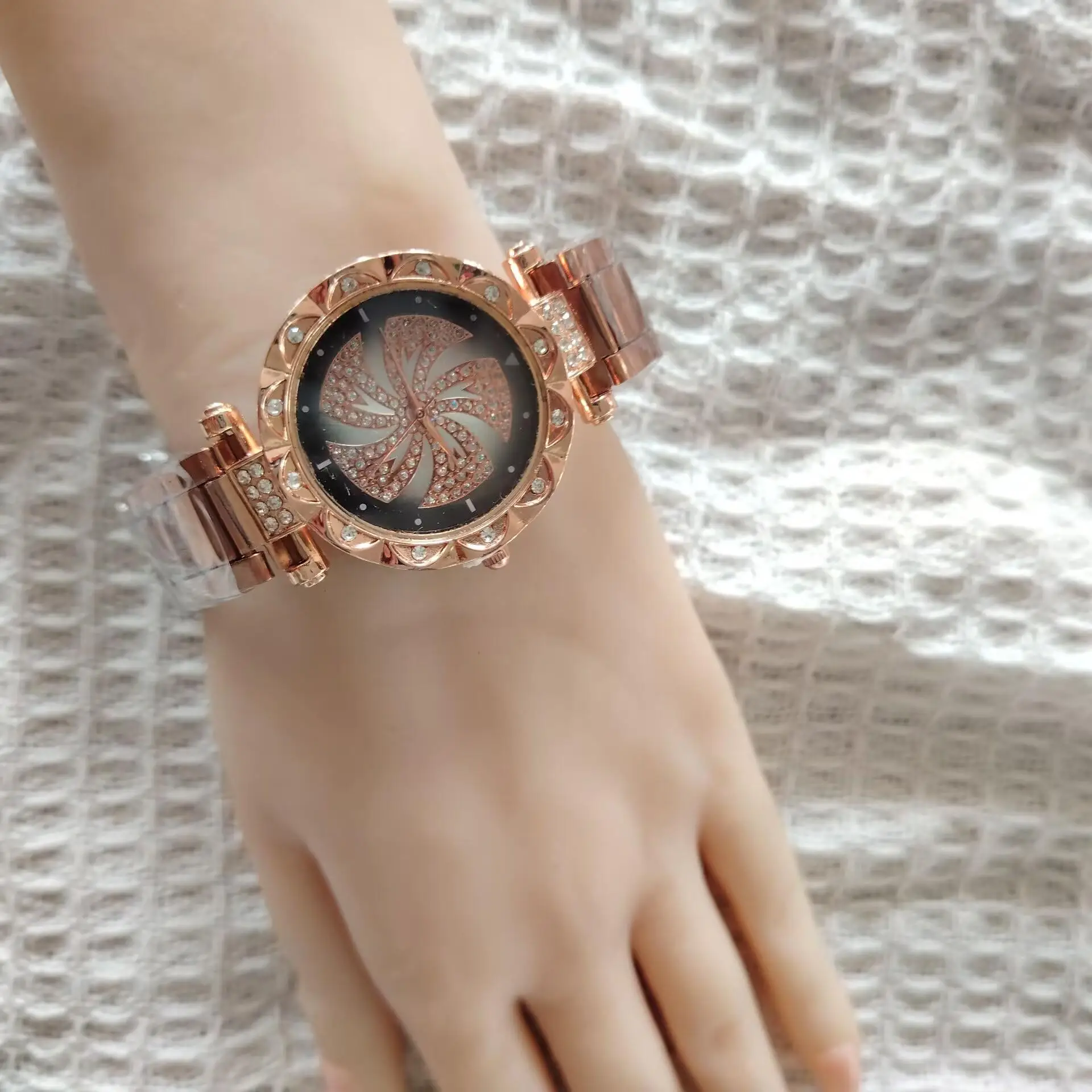 New fashion rhinestone whirlwind pattern quartz steel strap watch fashion windmill decoration women's watches